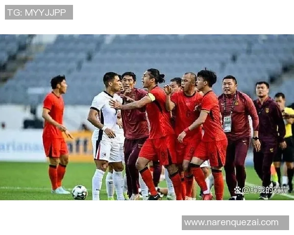 国足与香港比赛中的争议判罚引发热议球迷对裁判决定感到不满