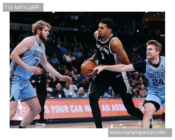 马刺与灰熊激战正酣NBA赛场精彩瞬间回顾与分析